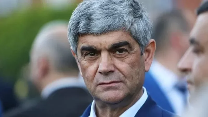 Գեներալին ձերբակալել են ցուցադրական՝ դիմակավորված, ձեռքերը ոլորելով.ԶԼՄ