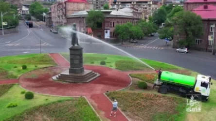 ՏԵՍԱՆՅՈՒԹ. Վարդավառի կապակցությամբ լվացվել ու մաքրվել են նաև երևանյան արձանները