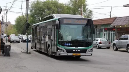 Երևանում հնդիկը քարով խփել ու կոտրել է երթուղային ավտոբուսի ապակին