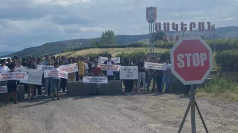 Արցախցիները բետոնե բլոկներով փակել են Ասկերան-Աղդամ ճանապարհը