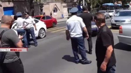 ՏԵՍԱՆՅՈՒԹ․ Լարված իրավիճակ` Բաղրամյան պողոտայում․ անհետ կորած զինվորների ծնողները փակել են Բաղրամյան-Պռոշյան խաչմերուկը