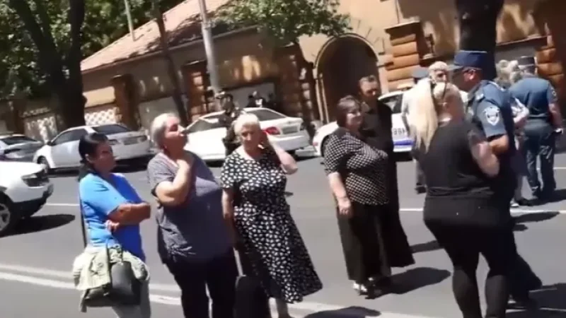 Գերիների և անհետ կորածների ծնողները բացեցին Բաղրամյանը. Նիկոլ Փաշինյանը կընդունի նրանց