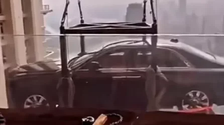 ՏԵՍԱՆՅՈՒԹ. Միլիարդատերն իր թանկարժեք Rolls-Royce-ը բարձրացրել է սեփական պատշգամբ. Չինաստան