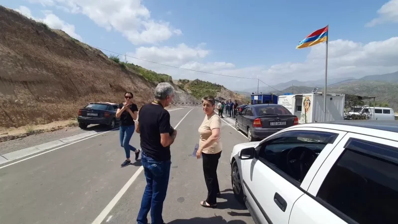 Photos: Residents of Artsakh Attempt to Reach the Hakari Bridge to Return to Artsakh