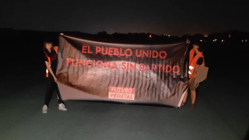 Մադրիդում էկոակտիվիստներն իրենց սոսնձել են օդանավակայանի թռիչքուղուն՝ կաթվածահար անելով աշխատանքը