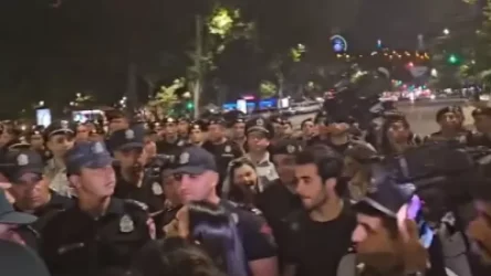 ՏԵՍԱՆՅՈՒԹ․ Երթ՝ Երևանում․ ոստիկանները ցուցարարներին թույլ չեն տվել մուտք գործել Ֆրանսիայի հրապարակ