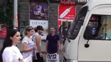 Քաղաքացիները փակել են Բաղրամյան պողոտան