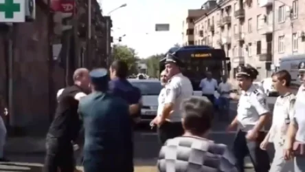 ՏԵՍԱՆՅՈՒԹ. «Ի՞նչ ա, արա’, արի ստե». լարված իրավիճակ վարորդների ու փողոցը փակած ծնողների միջև