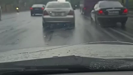 ՏԵՍԱՆՅՈՒԹ․ Միայն ավտոբուսների համար նախատեսված գծով երթևեկում է ոստիկանական «095II01» համարանիշով մեքենան