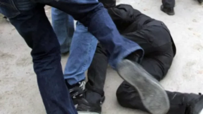 Թեղուտի վարչական ղեկավարը իր «տղերքով» եկել էր հաշիվ պարզելու. ծեծել են ոստիկանին հենց իր տան բակում