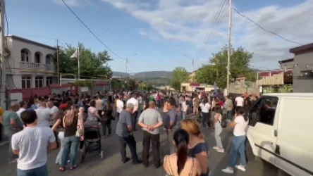 ՏԵՍԱՆՅՈՒԹ․ Արցախցիները հավաքվել են Ստեփանակերտի ԿԽՄԿ գրասենյակի դիմաց