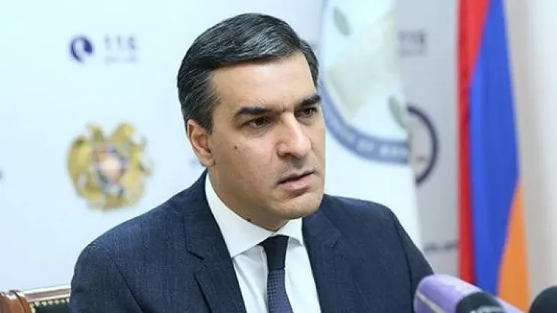 Ադրբեջանցի զինծառայողը, Վագիֆ Խաչատրյանին հրելով դուրս է տարել. Արման Թաթոյանը մանրամասներ է ներկայացրել