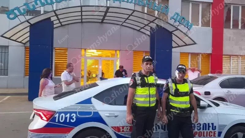 Տաքսու վարորդը մոտեցել է պարեկներին և ասել, որ իր ուղևորը հղի է. նրա մոտ ցավեր են առաջացել