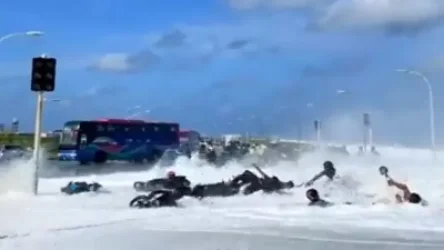 ՏԵՍԱՆՅՈՒԹ․ Մալդիվներում ուժեղ ալիքները մարդկանց քշում են ճանապարհի երթևեկելի հատված