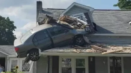 ԼՈՒՍԱՆԿԱՐ․ Տարօրինակ ավտովթար՝ Փենսիլվանիայում․ մեեքենան մխրճվել է տան երկրորդ հարկի մեջ