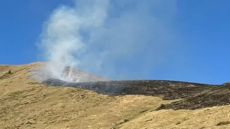 Արա լեռան ստորոտին այրվում է մոտ 7 հա խոտածածկույթ