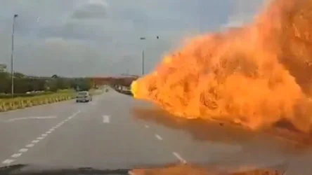 ՏԵՍԱՆՅՈՒԹ․ Ինչպես է Մալայզիայում ինքնաթիռն ընկնում ճանապարհի վրա․ 8 մարդ զոհվել է ինքնաթիռում, 2 վարորդ՝ փողոցում