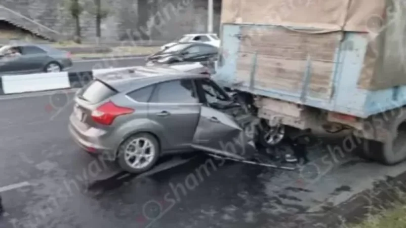 Ford Focus-ը Մյասնիկյան պողոտայում մխրճվել է կայանված բեռնատար «ԶԻԼ»-ի հետնամասի մեջ