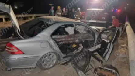 Ողբերգական ավտովթար Արարատի մարզում. Mercedes-ը մխրճվել է երկաթե արգելապատնեշի մեջ