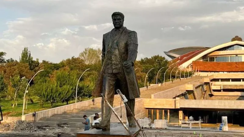 Մարզահամերգային համալիրում տեղադրվում է Կարեն Դեմիրճյանի արձանը