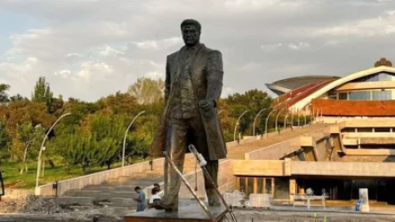 Մարզահամերգային համալիրում տեղադրվում է Կարեն Դեմիրճյանի արձանը