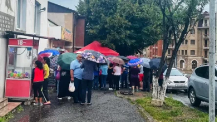 Արցախում հացի հերթը՝ անձրևի ժամանակ