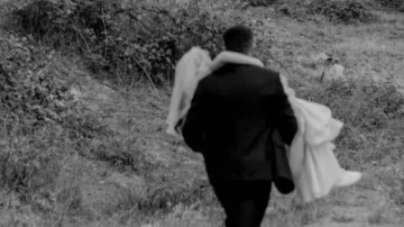 Արցախում վառելիքի բացակայության պատճառով փեսան ձեռքերի վրա հարսին բարձրացրել է դեպի Ս. Հակոբավանք