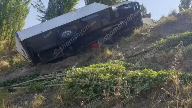 27-ամյա վարորդը Hyundai բեռնատարով բախվել է երկաթե արգելապատնեշին և կողաշրջվել