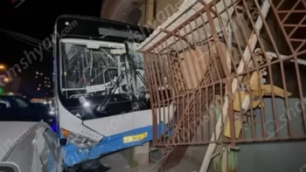 Թիվ 32 երթուղու ավտոբուսը  բախվել է BMW X5-ի, Mercedes-ի, 2 Ford Transit-ի, կոտրել կանգառը,  մեծ թվով գազի հաշվիչներ