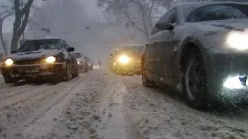 Rescuers Free Approximately 298 Vehicles and 94 Citizens from Snow Blockade