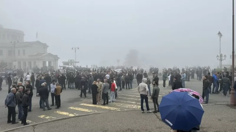 Արցախում նախագահ են ընտրում. մարդիկ ԱԺ-ի մոտ են հավաքվել