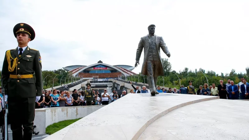 Մարզահամերգային համալիրի հարևանությամբ  բացվեց Կարեն Դեմիրճյանի արձանը