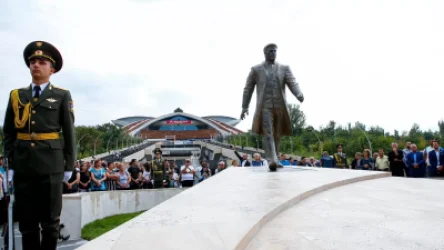 Մարզահամերգային համալիրի հարևանությամբ  բացվեց Կարեն Դեմիրճյանի արձանը