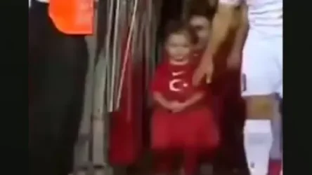 ՏԵՍԱՆՅՈՒԹ. Խաղից առաջ ֆուտբոլիստներին ուղեկցող թուրք աղջիկը չի բռնում հայ ֆուտբոլիստի ձեռքը. թյուրքագետ