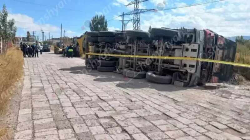 Մի քանի տոննա ասֆալտով բարձված Mercedes բեռնատարը Արթիկում կողաշրջվել է