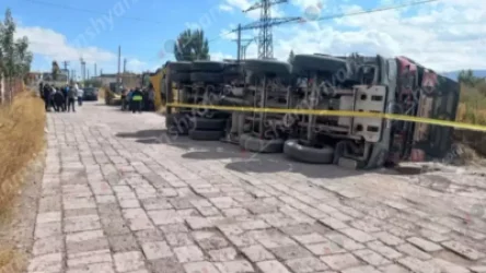 Մի քանի տոննա ասֆալտով բարձված Mercedes բեռնատարը Արթիկում կողաշրջվել է