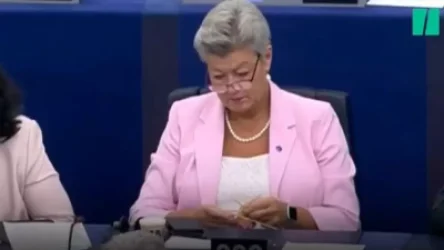 ՏԵՍԱՆՅՈՒԹ. Եվրահանձնաժողովի նիստին հանձնակատարներից մեկը գուլպա էր գործում