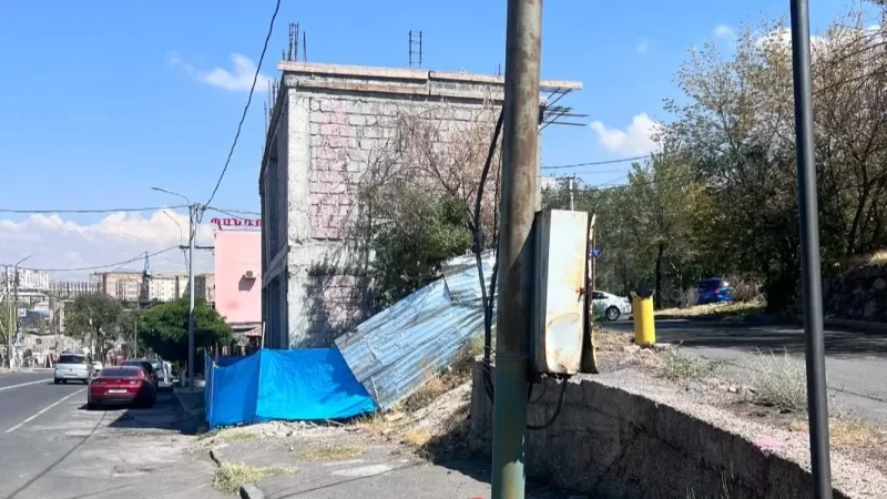 Photos: Who is the person that managed to build a structure right at a bus stop in Yerevan? - Hayrumyan