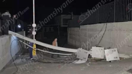 Կատոկավարը Աբովյան-Երևան սահմանագծին կոտրել է 3 բետոնե էլեկտրասյուն և կողաշրջվել