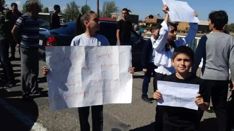 «Դպրոցը թանկ է, չփակեք, մենք ուրիշ տեղ դպրոց չենք գնա»․ Գետք գյուղի բնակիչները բողոքի ցույց են անցկացնում