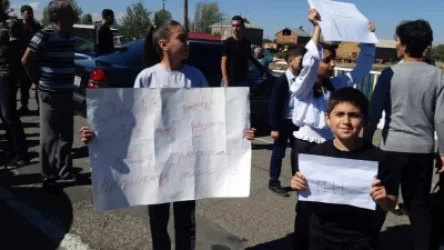 «Դպրոցը թանկ է, չփակեք, մենք ուրիշ տեղ դպրոց չենք գնա»․ Գետք գյուղի բնակիչները բողոքի ցույց են անցկացնում