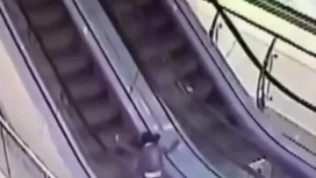 18+ ՏԵՍԱՆՅՈՒԹ. Մերձմոսկվայում 4-ամյա աղջիկը կորցրել է մատները առևտրի կենտրոնի շարժասանդուղքի վրա