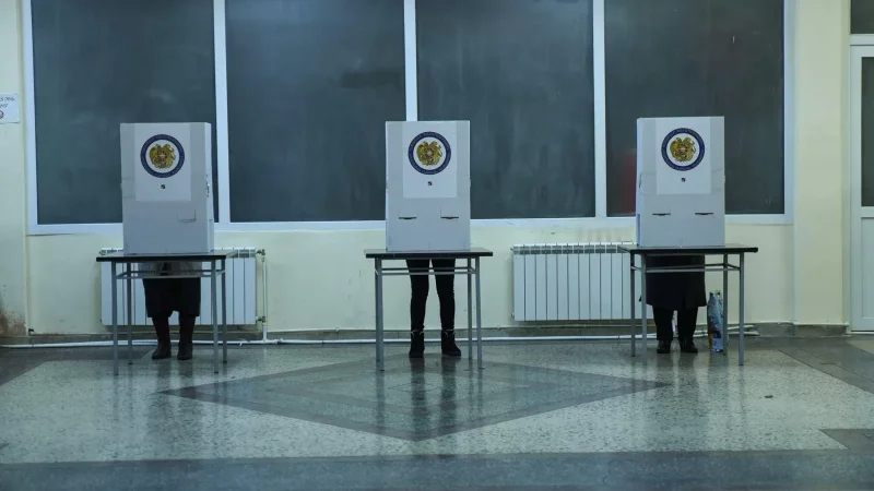 Երկու տեղամասում նկատվել է կողմնակի անձանց ներկայություն․ «Ականատես» դիտոդական առաքելություն