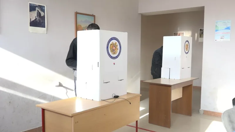 Ընտրատեղամասում գրանցվելուց հետո երկու քաղաքացիները հայտարարել են, որ չեն ցանկանում քվեարկել