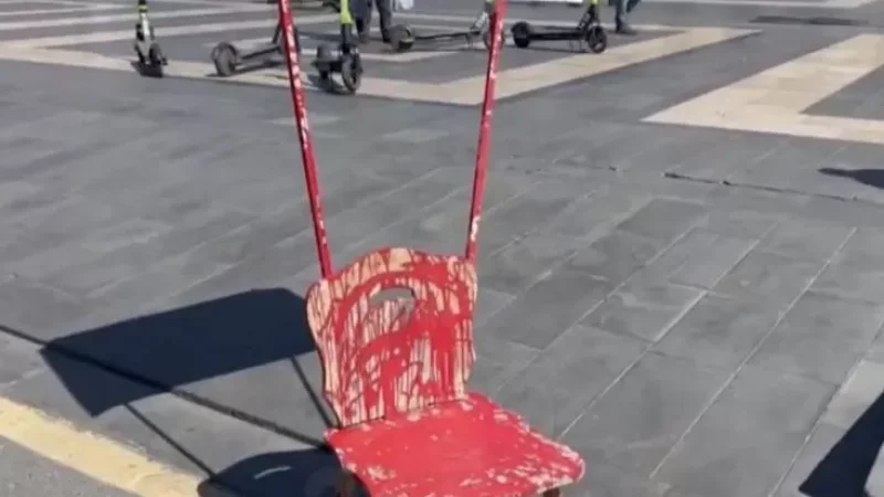 «Արյունոտ» աթոռ Կառավարության շենքի մոտ