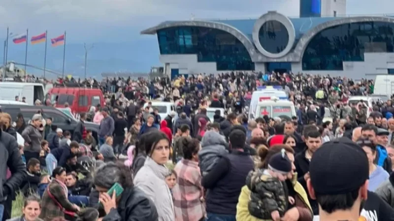 «Օդանավակայանում հավաքված արցախցիները պահանջում են իրենց ուղղաթիռներով տարհանել». Բեգլարյան