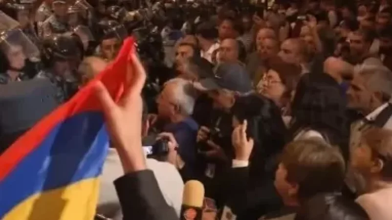 Ցույցի մասնակից անձի մոտ հայտնաբերվել են սառը զենքեր․ նա ձերբակալվել է. ՔԿ