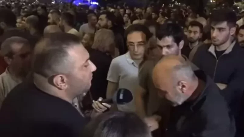 «Սրում եք իրավիճակը». ոստիկանապետը բանակցում է ակցիայի մասնակիցների հետ