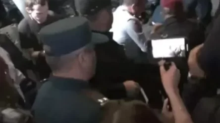 ՏԵՍԱՆՅՈՒԹ․ Ոստիկանները ծեծելով բերման են ենթարկել քաղաքացուն. ինչ է կատարվում Հանրապետության հրապարակում