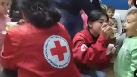 ՏԵՍԱՆՅՈՒԹ. Կարմիր Խաչի աշխատակիցները կերակրում են Արցախից բռնի տեղահանված մանկահասակ երեխաներին